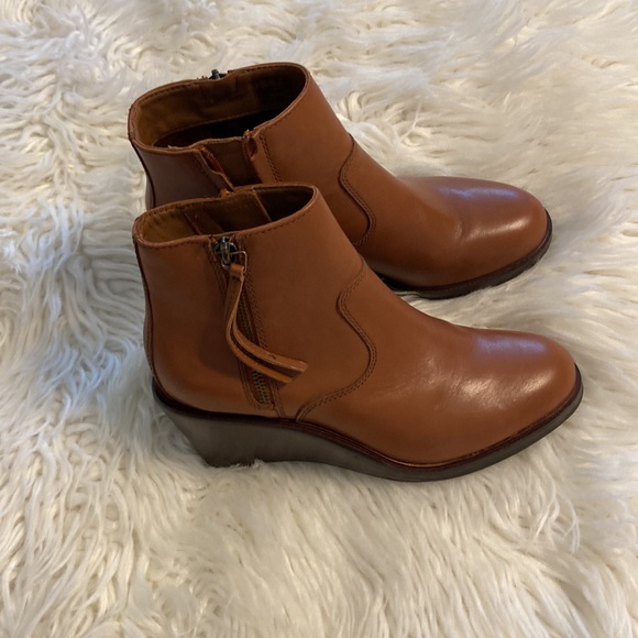 EUC (like new) Clarks Boots 7.5 - Picture 9 of 12